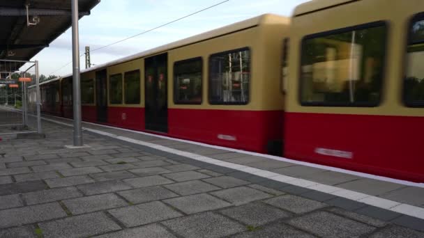 Berlin Niemcy Maja 2022 Bahn Berlin Przybywa Dworzec Otwiera Drzwi — Wideo stockowe