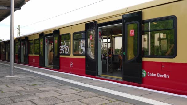 Берлин Германия Мая 2022 Года Трамвай Bahn Закрывает Двери Покидает — стоковое видео