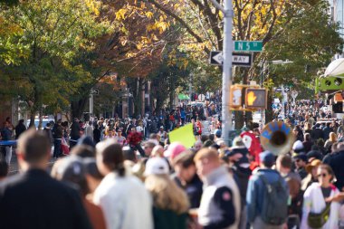 Brooklyn, New York, ABD - 3 Kasım. 2019: Brooklyn 'deki New York Maratonu' nu Queens, Bronx ve Manhattan yolunda koşan koşucuları izleyen ve tezahürat yapan insanlar.