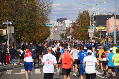 Brooklyn, New York, ABD - 3 Kasım. 2019: Ünlü NYC Maratonu 'nda koşan sporcular Brooklyn' den Queens 'e Pulaski Köprüsü üzerinden koşuyor. Kalabalık cadde koşucularla dolu.
