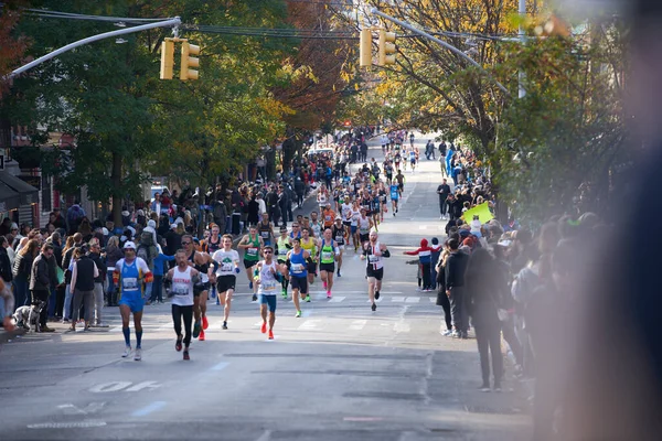纽约布鲁克林 11月3日 2019年 在布鲁克林参加纽约马拉松赛的大批运动员 人行道上的人们欢呼着看比赛 — 图库照片