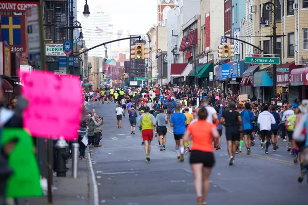 Brooklyn, New York, ABD - 3 Kasım. 2019: Atletler koşuyor ve insanlar koşuculara tezahürat yapıyor. Brooklyn 'de NYC Maratonu
