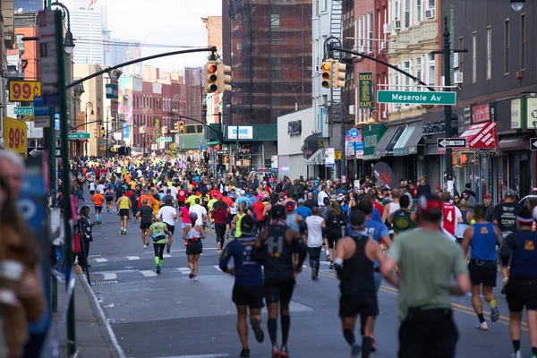 Brooklyn, New York, ABD - 3 Kasım. 2019: Manhattan Bulvarı 'nda maraton koşucuları. NYC 'de ünlü Maraton koşan atletlerle dolu kalabalık bir cadde.