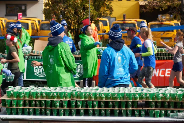 纽约布鲁克林 11月3日 2019年 在纽约马拉松赛上 人们向赛跑运动员赠送杯子水 — 图库照片