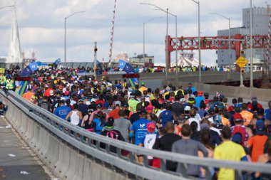 Brooklyn, New York, ABD - 3 Kasım. 2019: Brooklyn 'den Queens' e giden Pulaski Köprüsü 'nde maraton koşucuları. NYC 'de kalabalık köprü