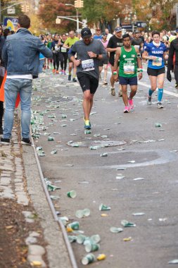 Manhattan, New York, ABD - 3 Kasım. 2019: NYC Maratonu 'ndan sonra yolda büyük miktarlarda kağıt bardak. Spor müsabakası sırasında Central Park 'ta sokakta yatan çöpler.