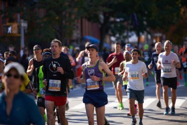 Brooklyn, New York, ABD - 3 Kasım. 2019: Taraftarlar tezahürat yaparken maraton sporcuları yarışıyor.