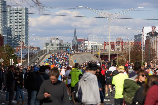 纽约布鲁克林 11月3日 2019年 从布鲁克林前往皇后区途中在普拉斯基桥 Pulaski Bridge 的马拉松选手 纽约拥挤的桥 — 图库照片
