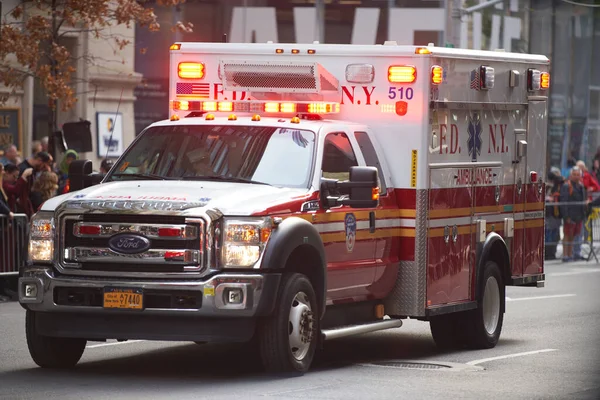 Manhattan Nueva York Noviembre 2019 Ambulancia Fdny Quinta Avenida Desfile —  Fotos de Stock