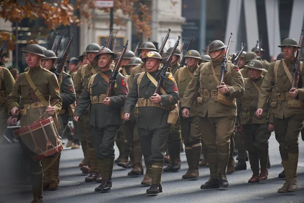 Manhattan, New York, ABD - 26 Ekim. 2019: New York 'ta yürüyen protestocular, Donald Trump ve Başkan Yardımcısı Mike Pence' i protesto ediyorlar