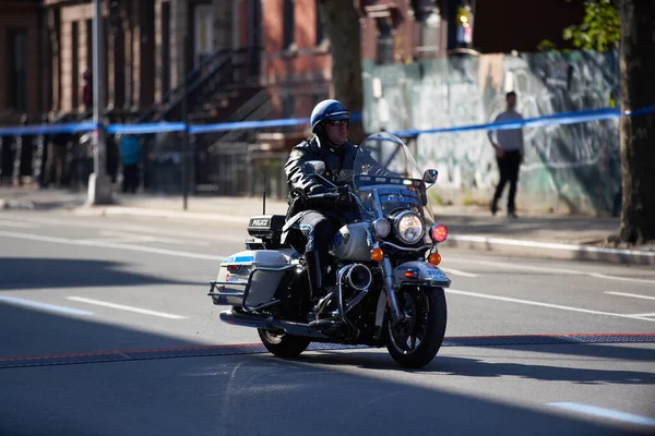 Brooklyn Nova York Eua Novembro 2019 Policial Montando Motocicleta Guardando — Fotografia de Stock