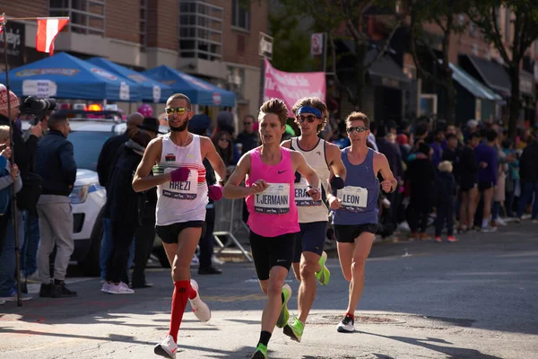 Brooklyn, New York, ABD - 3 Kasım. 2019: Brooklyn 'de maraton koşucuları, geçen koşuculara kaldırımda tezahürat yapan insanlar