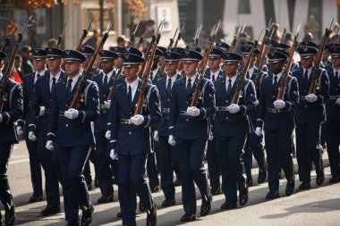 Manhattan, New York, ABD - 11 Kasım. 2019: ABD Hava Kuvvetleri Havacıları NYC 'deki Gaziler Günü Geçidi' nde Beşinci Cadde 'ye yürüyorlar