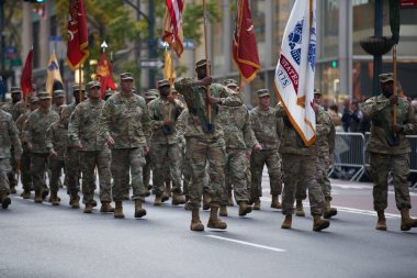 Manhattan, New York, ABD - 11 Kasım. 2019: 77. Onaylama Tugayı. Askerler New York 'ta Beşinci Cadde' ye yürüyorlar. ABD Askeri Piyade