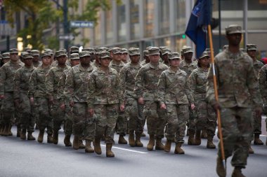 Manhattan, New York, ABD - 11 Kasım. 2019: 77. Onaylama Tugayı. Askerler New York 'ta Beşinci Cadde' ye yürüyorlar. Amerikan askeri piyadeleri bayraklar ve kamuflaj üniformaları taşıyor.