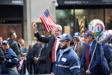 Manhattan, New York, ABD - 11 Kasım. 2019: New York Belediye Başkanı Bill de Blasio Gaziler Günü Geçit Töreni 'nde ABD bayrağı sallıyor.