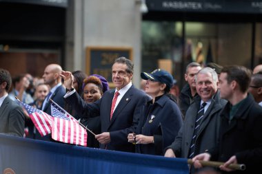 Manhattan, New York, ABD - 11 Kasım. 2019: Vali Andrew Cuomo, NYC 'deki Gaziler Günü Geçit Töreni' nde ABD bayrağı taşıyor