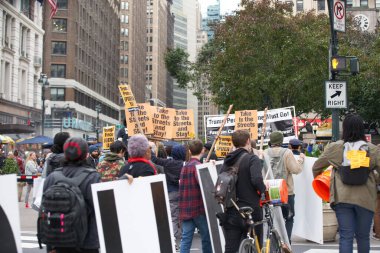 Manhattan, New York, ABD - 26 Ekim. 2019: Donald Trump New York 'ta protesto, Manhattan' dan Trump Tower 'a doğru yürüyen insanlar