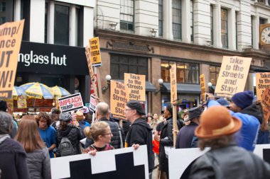 Manhattan, New York, ABD - 26 Ekim. 2019: Donald Trump New York 'ta protesto, TRUMP ceza tabelasında. Kalabalık protesto ediyor