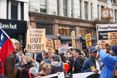 Manhattan, New York, ABD - 26 Ekim. 2019: Donald Trump New York 'ta protesto, TRUMP ceza tabelasında. Kalabalık protesto ediyor