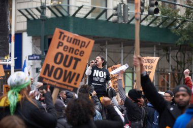 Manhattan, New York, ABD - 26 Ekim. 2019: NYC Donald Trump ve Mike Pence protesto. Protesto eden insanlar. Kürsüde konuşan kadın.