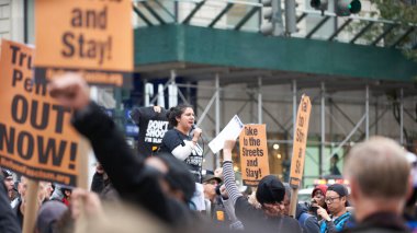 Manhattan, New York, ABD - 26 Ekim. 2019: NYC Donald Trump ve Mike Pence protesto. Protesto eden insanlar. Kürsüde konuşan kadın.