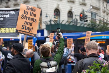 Manhattan, New York, ABD - 26 Ekim. 2019: New York 'ta protesto, Sokaklara Götür ve Kal! Manhattan 'da Donald Trump karşıtı protesto