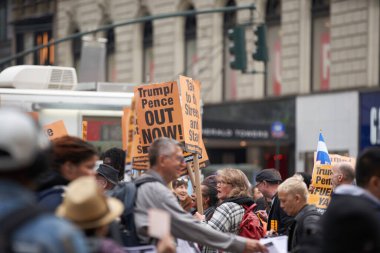 Manhattan, New York, ABD - 26 Ekim. 2019: Başkan karşıtı Donald Trump ve Mike Pence New York 'ta protesto gösterisi. İnsanlar şehirde Trump kulesine doğru yürüyor.