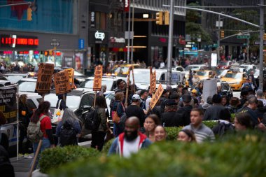 New York 'ta yürüyen protestocular, Donald Trump ve Başkan Yardımcısı Mike Pence' i protesto ediyorlar.