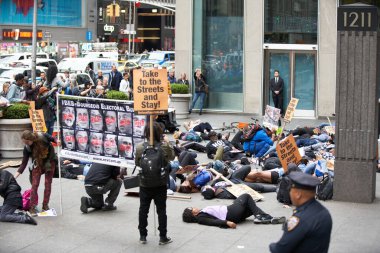 Manhattan, New York, ABD - 26 Ekim. 2019: NYC 'deki Fox News binasının önünde protesto yapan insanlar. Donald Trump Manhattan 'da protesto yapıyor. Protesto etmek için yerde yatan insanlar