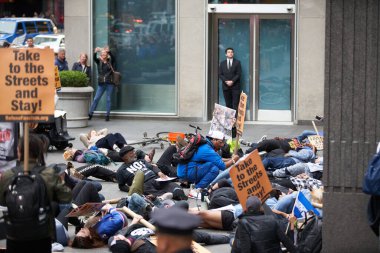 Manhattan, New York, ABD - 26 Ekim. 2019: NYC 'deki Fox News binasının önünde protesto yapan insanlar. Donald Trump Manhattan 'da protesto yapıyor. Protesto etmek için yerde yatan insanlar