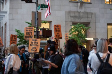 Manhattan, New York, ABD - 26 Ekim. 2019: Başkan Donald Trump ve Başkan Yardımcısı Mike Pence New York 'ta protesto