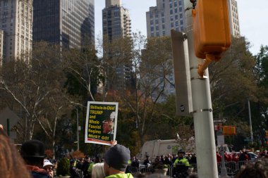 Manhattan, New York, ABD - 11 Kasım. 2019: NYC 'de Gaziler Günü' nde Donald Trump protestocularının elinde tabela var