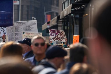 Manhattan, New York, ABD - 11 Kasım. 2019: NYC 'de Gaziler Günü' nde protestocuları ezmek, insanların kafalarının üstündeki işaretler.