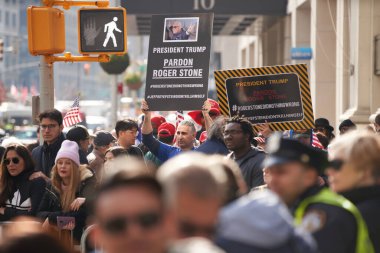 Manhattan, New York, ABD - 11 Kasım. 2019: New York 'taki Gaziler Günü Geçidi' nde kaldırılan Roger Stone tabelalarının kusuruna bakmayın. Roger Stone 'u affetmesi için Başkan Trump' a çağrı