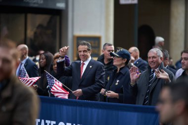 Manhattan, New York, ABD - 11 Kasım. 2019: New York Valisi Andrew Cuomo, New York 'taki Gaziler Günü Geçidi' nde Beşinci Cadde 'de yürüyor.