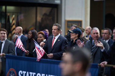 Manhattan, New York, ABD - 11 Kasım. 2019: New York Valisi Andrew Cuomo, New York 'taki Gaziler Günü Geçidi' nde Beşinci Cadde 'de yürüyor.