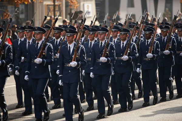 Manhattan, New York, ABD - 11 Kasım. 2019: ABD Hava Kuvvetleri Havacıları NYC 'deki Gaziler Günü Geçidi' nde Beşinci Cadde 'ye yürüyorlar
