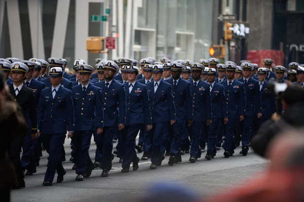 Manhattan, New York, ABD - 11 Kasım. 2019: ABD Sahil Güvenlik USCG üyeleri NYC 'deki Gaziler Günü Geçit Töreni' nde yürüyüş yapıyor. Birleşik Devletler Silahlı Kuvvetleri