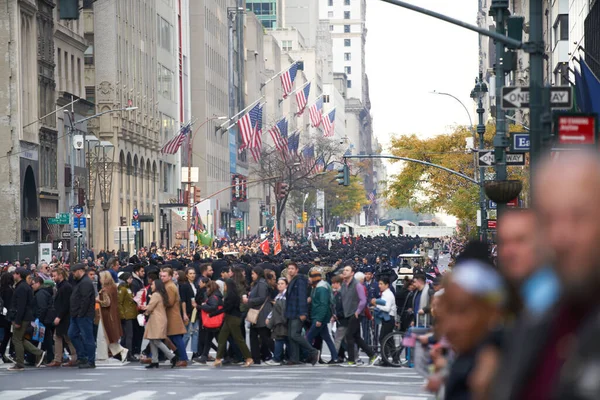 Manhattan Nowy Jork Usa Listopada 2019 Ludzie Przemierzający Piątą Aleję — Zdjęcie stockowe