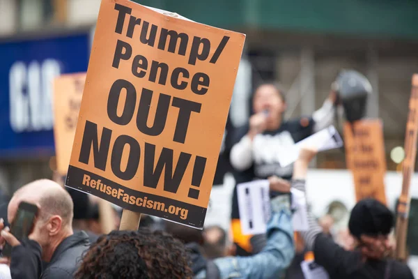 Manhattan, New York, ABD - 26 Ekim. 2019: NYC 'deki en büyük protesto, Trump Pence Out ile imzala.