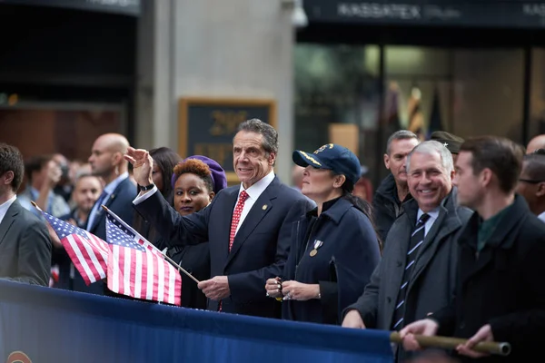 Manhattan, New York, ABD - 11 Kasım. 2019: Vali Andrew Cuomo, NYC 'deki Gaziler Günü Geçit Töreni' nde ABD bayrağı taşıyor
