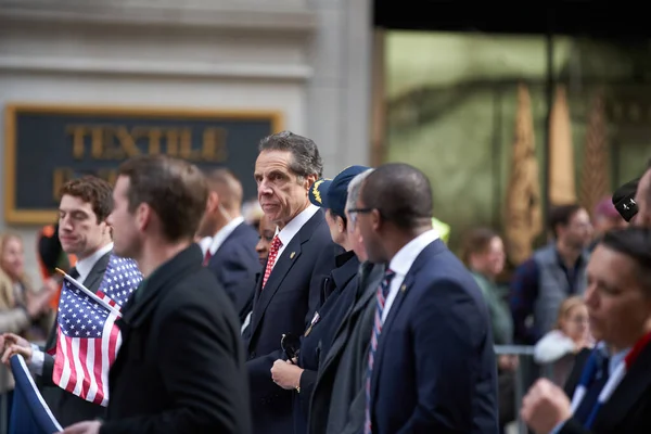Manhattan, New York, ABD - 11 Kasım. 2019: Vali Andrew Cuomo, NYC 'deki Gaziler Günü Geçit Töreni' nde ABD bayrağı taşıyor