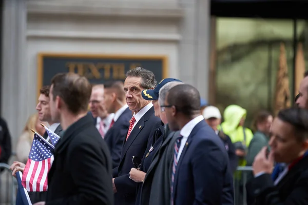 Manhattan, New York, ABD - 11 Kasım. 2019: Vali Andrew Cuomo, NYC 'deki Gaziler Günü Geçit Töreni' nde ABD bayrağı taşıyor