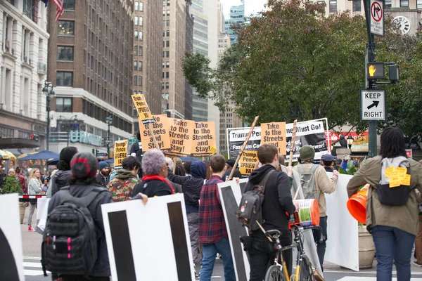 Manhattan, New York, ABD - 26 Ekim. 2019: Donald Trump New York 'ta protesto, Manhattan' dan Trump Tower 'a doğru yürüyen insanlar