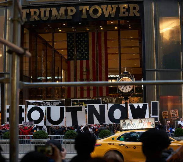 Manhattan Nowy Jork Usa Października 2019 Protestujący Przed Wieżą Trumpa — Zdjęcie stockowe