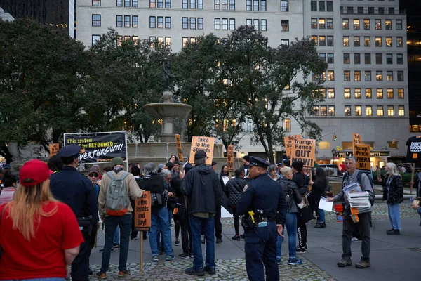 マンハッタン ニューヨーク アメリカ 10月26日 2019年 ドナルド トランプ大統領とマイク ペンス副大統領をニューヨークで抗議 群衆の隣の警察官 — ストック写真