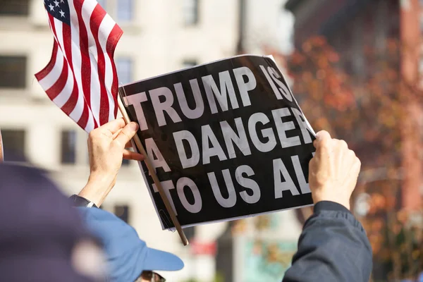 Манхэттен Нью Йорк Сша Ноября 2019 Знак Протеста Трамп Представляет — стоковое фото