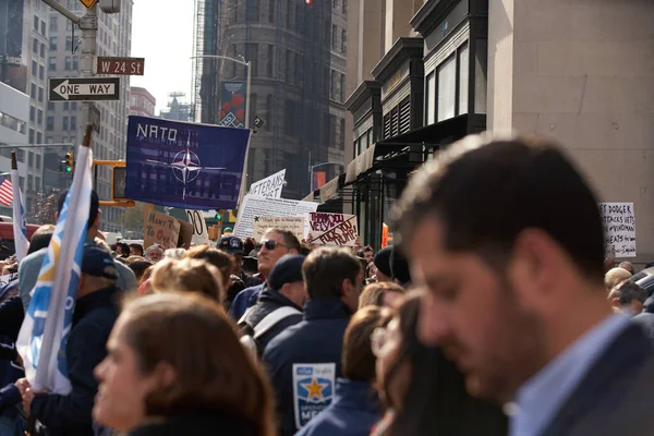 Manhattan, New York, ABD - 11 Kasım. 2019: NYC 'de Gaziler Günü Geçidi' nde NATO bayrağı ve gazileri destekleyen pankartlar