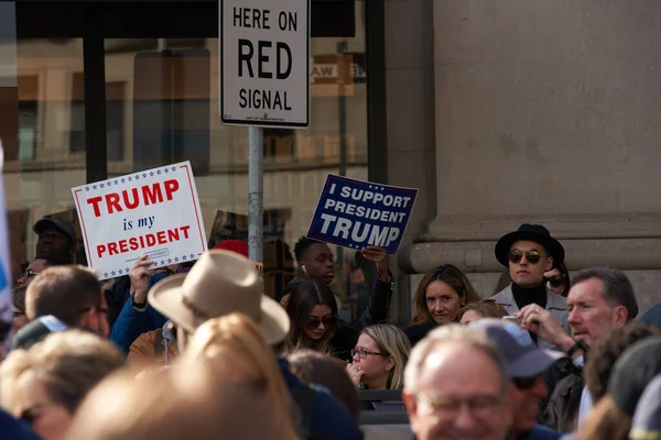 맨해튼 2019 트럼프 서포터 트럼프는 대통령이다 뉴욕에서 군인의 퍼레이드에서 트럼프 — 스톡 사진